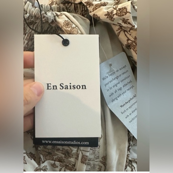 ❤️ EN SAISON Gianna Floral Ruffle Smocked Dress with cutout Back. Size:M - Picture 13 of 14